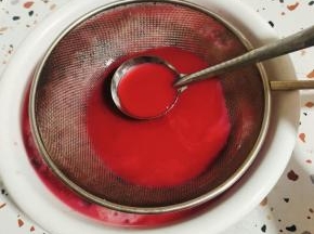 用豆浆机的过滤网把酒汁儿过滤出来！（也可以用纱布来过滤！看看自己怎么方便怎么来操作！切记过滤网和纱布都要提前清洗干净，做到无油无水！）