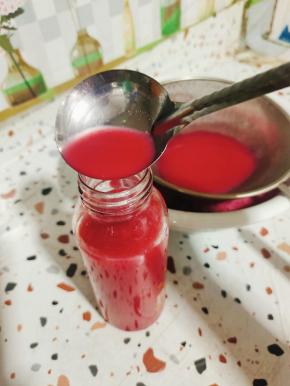 把过滤出来的酒汁儿装在玻璃瓶里！密封好，室温保存！时间越长酒味儿越浓！（不想喝酒劲太大的，可以放入冰箱冷藏保存，让它停止发酵！）想喝的时候倒上一点儿，酸酸甜甜的味道，特别好喝！