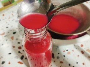 把过滤出来的酒汁儿装在玻璃瓶里！密封好，室温保存！时间越长酒味儿越浓！（不想喝酒劲太大的，可以放入冰箱冷藏保存，让它停止发酵！）想喝的时候倒上一点儿，酸酸甜甜的味道，特别好喝！