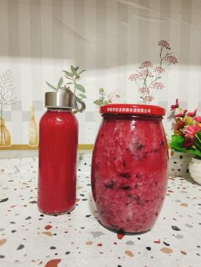 剩下的米酒渣也不要扔，装在无油无水的玻璃瓶里，放入冰箱冷藏保存！拿来做酒酿汤圆也不错哦！