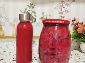 剩下的米酒渣也不要扔，装在无油无水的玻璃瓶里，放入冰箱冷藏保存！拿来做酒酿汤圆也不错哦！