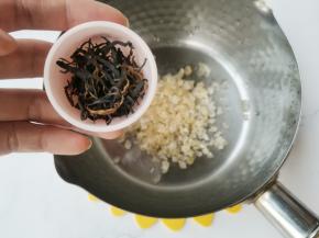 锅中放入冰糖和红茶