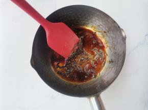 小火炒出焦糖色，