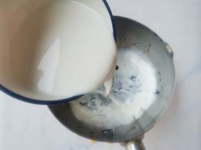 倒入适量的牛奶搅拌均匀。