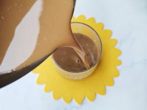 .把晾凉的咖啡冻舀入杯中，