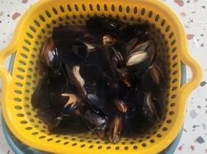 把智利贻贝用温水解冻！