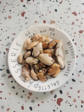 取出里面的贻贝肉，清洗干净，控干水分备用！