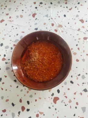 准备一碗我以前熬制的蒜蓉酱！蒜蓉酱的做法，我以前有发食谱，有需要的可以去我主页搜索看看！（家里没有蒜蓉酱的朋友，可以把蒜末，小米辣，辣椒面混合均匀，倒入适量的热油，激发出蒜香味儿，再放入适量的生抽，蚝油，少许老抽，白糖混合均匀，调成蒜蓉酱来使用哦！）