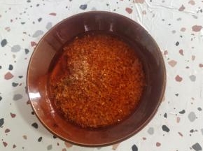 准备一碗我以前熬制的蒜蓉酱！蒜蓉酱的做法，我以前有发食谱，有需要的可以去我主页搜索看看！（家里没有蒜蓉酱的朋友，可以把蒜末，小米辣，辣椒面混合均匀，倒入适量的热油，激发出蒜香味儿，再放入适量的生抽，蚝油，少许老抽，白糖混合均匀，调成蒜蓉酱来使用哦！）