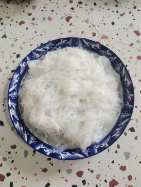 把泡发好的粉丝捞出控干水分，平铺在盘子里！