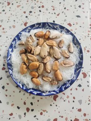 把智利贻贝摆放在粉丝上！