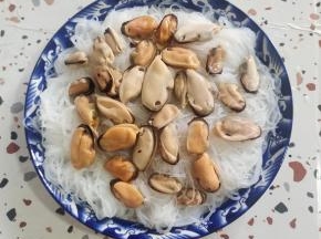把智利贻贝摆放在粉丝上！