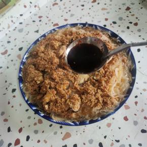 取出来，放入两大勺生抽调味！