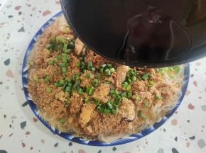 淋上热油即可食用！