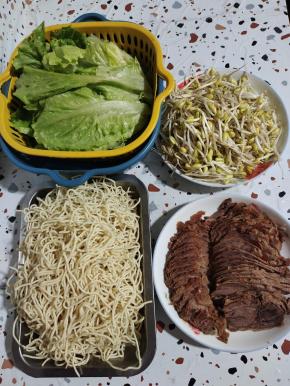 在超市买的现成的碱面（也可以用新鲜的手擀面或者圆挂面来代替！个人觉得还是碱面做出来好吃一些！）生菜清洗干净，黄豆芽清洗干净，卤熟的牛肉切成薄片备用！