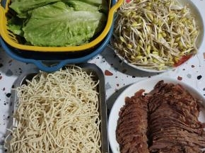 在超市买的现成的碱面（也可以用新鲜的手擀面或者圆挂面来代替！个人觉得还是碱面做出来好吃一些！）生菜清洗干净，黄豆芽清洗干净，卤熟的牛肉切成薄片备用！