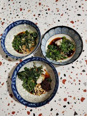 碗中放入蒜末，姜末，生抽，太太乐鸡汁鲜，盐，麻辣鲜，重庆小面酱，猪油，葱花，香菜！