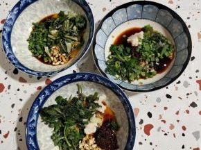 碗中放入蒜末，姜末，生抽，太太乐鸡汁鲜，盐，麻辣鲜，重庆小面酱，猪油，葱花，香菜！