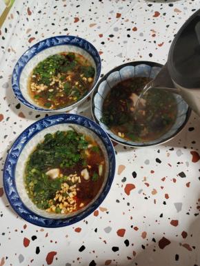 倒入适量的开水搅拌均匀调成汤底！也可以倒入适量的面条汤来搅拌均匀调成汤底！