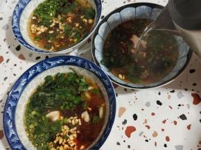倒入适量的开水搅拌均匀调成汤底！也可以倒入适量的面条汤来搅拌均匀调成汤底！
