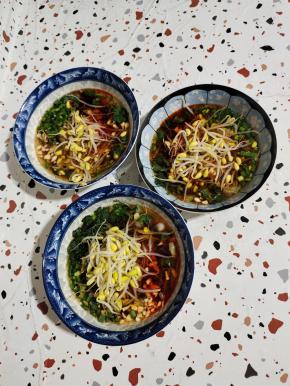 放入焯好水的黄豆芽！