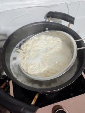 水开放入碱面煮一分钟！(碱面本身就是熟的，稍微烫一下就可以了！不用煮太久！影响口感！)