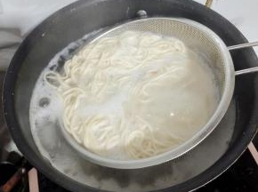 水开放入碱面煮一分钟！(碱面本身就是熟的，稍微烫一下就可以了！不用煮太久！影响口感！)
