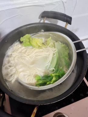 放入适量的生菜烫10秒钟！