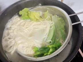 放入适量的生菜烫10秒钟！