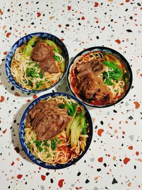 放入适量的卤熟的牛肉，撒适量的葱花即可食用！