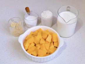 准备食材，芒果去皮切小块。
