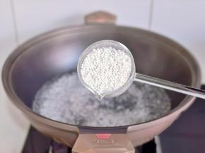 锅中水烧开+西米。