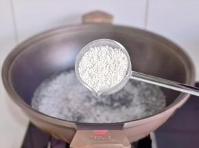 锅中水烧开+西米。