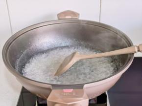 期间不停搅拌。