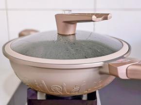 盖上盖子焖8分钟。