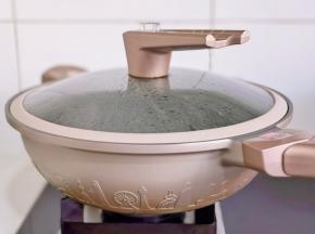 盖上盖子焖8分钟。