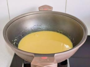 芒果汁倒入锅中+冰糖+白凉粉。