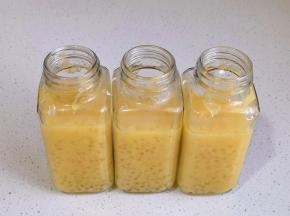 再倒入芒果冻，晾凉待凝固。