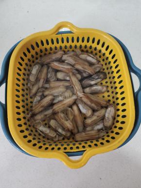 蛏子买回来，放入适量的清水，加入一勺盐。几滴香油，静置3个小时，让蛏子吐掉肚子里的泥沙！(也可以用这种方法来处理花甲哦！)