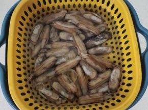 蛏子买回来，放入适量的清水，加入一勺盐。几滴香油，静置3个小时，让蛏子吐掉肚子里的泥沙！(也可以用这种方法来处理花甲哦！)