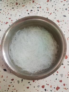 龙口粉丝提前泡发好，捞出控干水分备用！