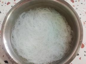 龙口粉丝提前泡发好，捞出控干水分备用！