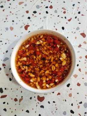 
2个蒜瓣拍碎剁成蒜末，放入2大勺烧烤料，小米辣切成圈，淋上热油激发出香味儿，再放入一大勺生抽，一大勺蚝油，一勺白砂糖，再放入适量的温水搅拌均匀调成料汁儿！