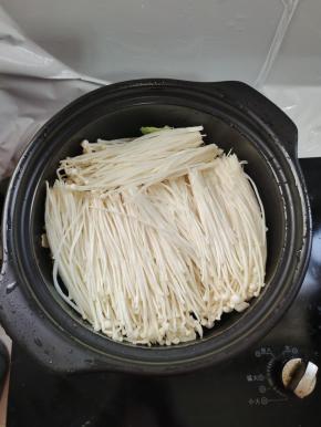 砂锅放入切好的娃娃菜，金针菇垫底！