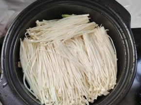 砂锅放入切好的娃娃菜，金针菇垫底！