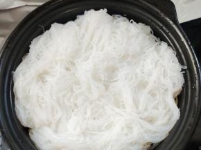 再把泡发好的粉丝放进去！