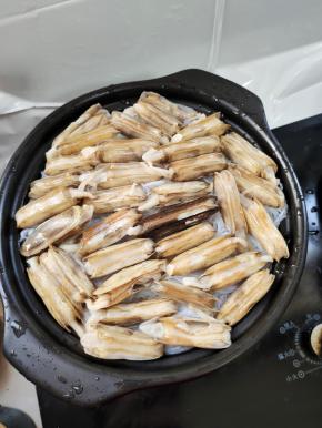 把处理好的蛏子整齐的摆放在粉丝上！