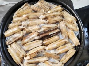 把处理好的蛏子整齐的摆放在粉丝上！