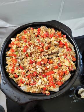 均匀的淋上调好的料汁儿！