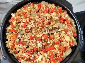 均匀的淋上调好的料汁儿！